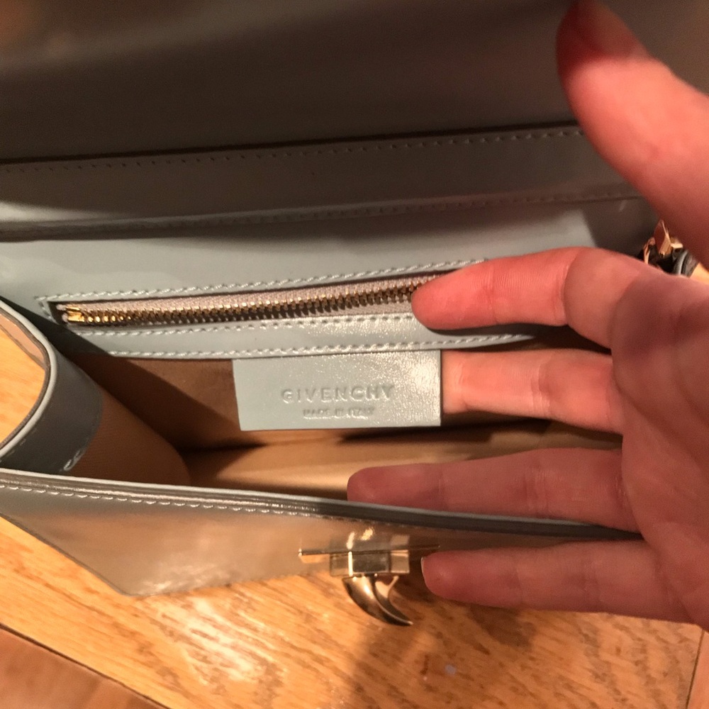 Givenchy baby blue crossbody bag with chain strap - Picture 6 of 8